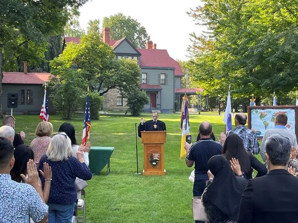 Judge swearing in new citizens at the naturalization ceremony on the grounds of the Garfield site in 2022.