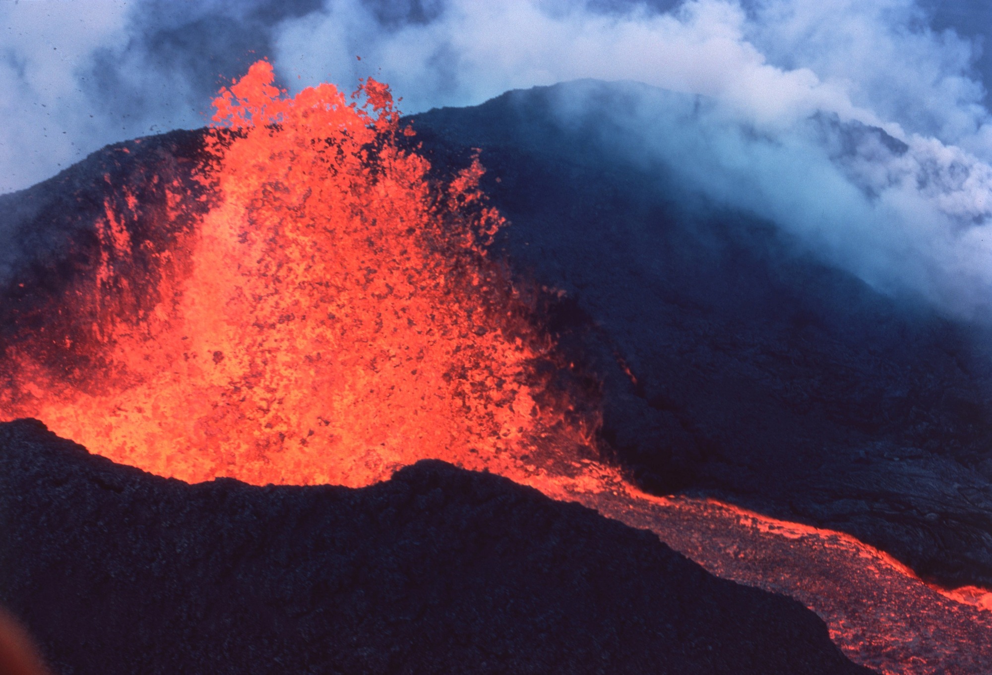 mauna loa volcano erupting