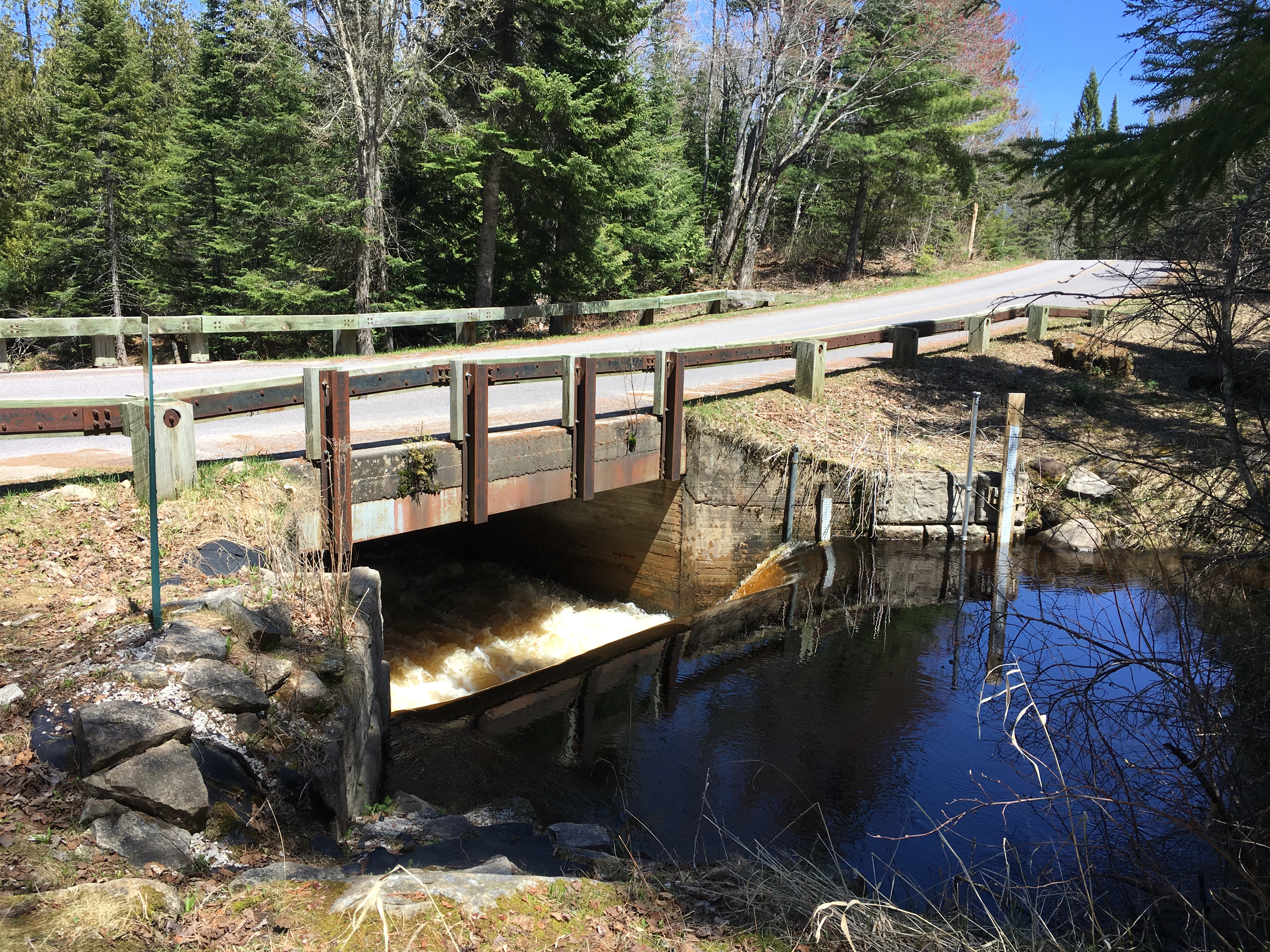 A road bridge with a dam underneath