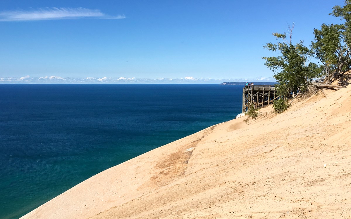 are dogs allowed at the sleeping bear dunes