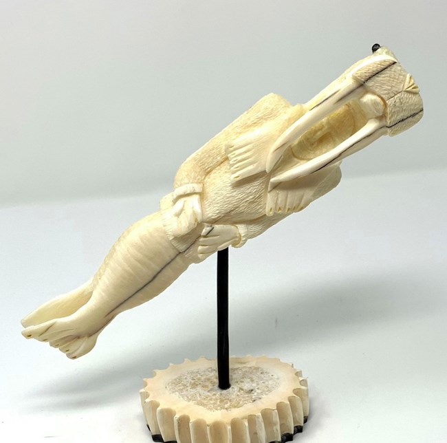 Превращение, скульптура из бивня моржа, автор Джейсон Ийа Carving резное изображение человека, превращающегося в моржа