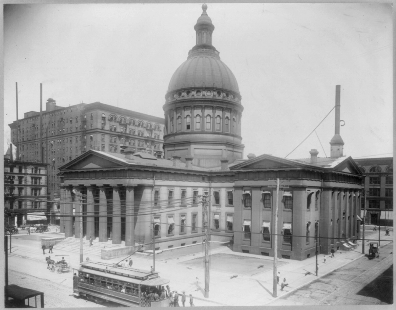 Exterior view of St. Louis Court House, St. Louis c. 1903