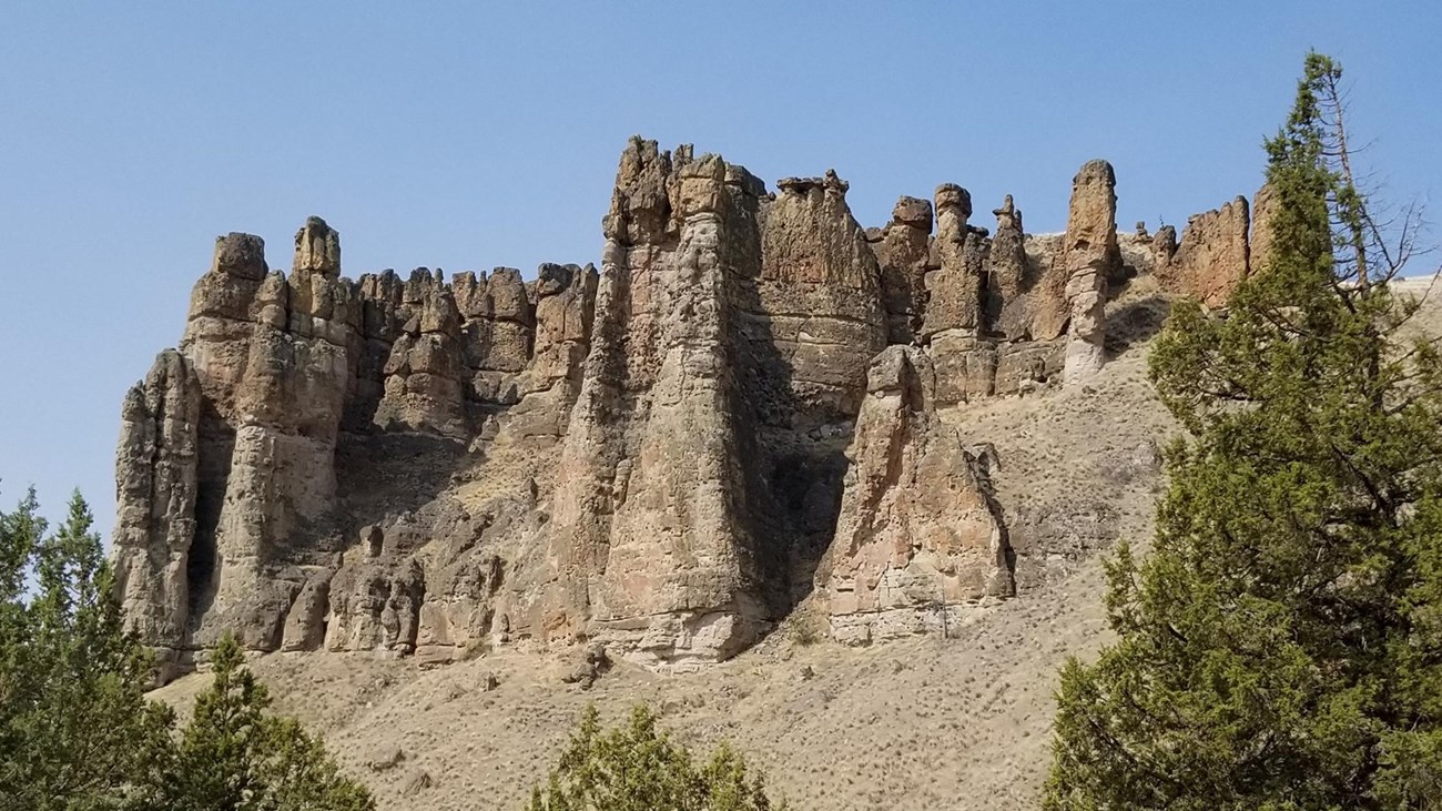 JODA 3A473762-FC06-9E17-FF6686AE288027F1 Photo of a rock bluff.