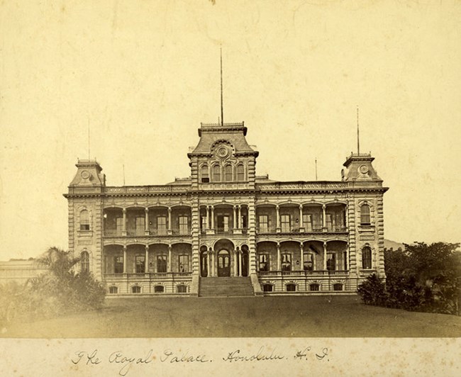 Black and white image of Iolani Palace