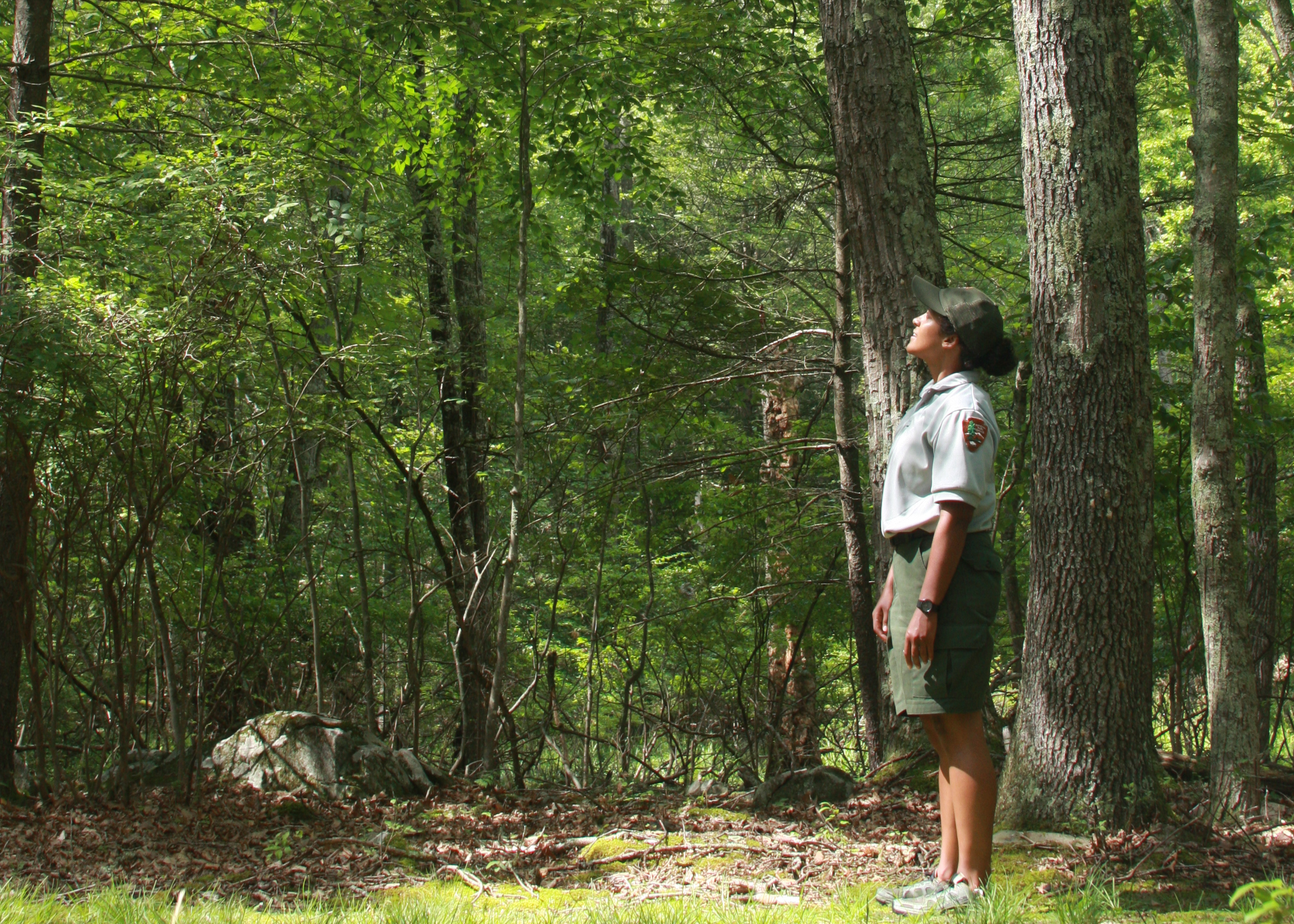 Park Ranger Sophia Cabrera at Minisink Battleground Park. / Guardaparque Sophia Cabrera en Minisink Battleground Park.