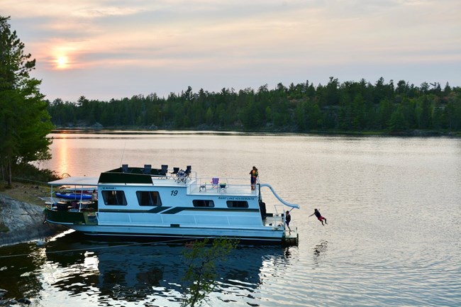 A family enjoys their houseboating experience in Voyageurs National Park