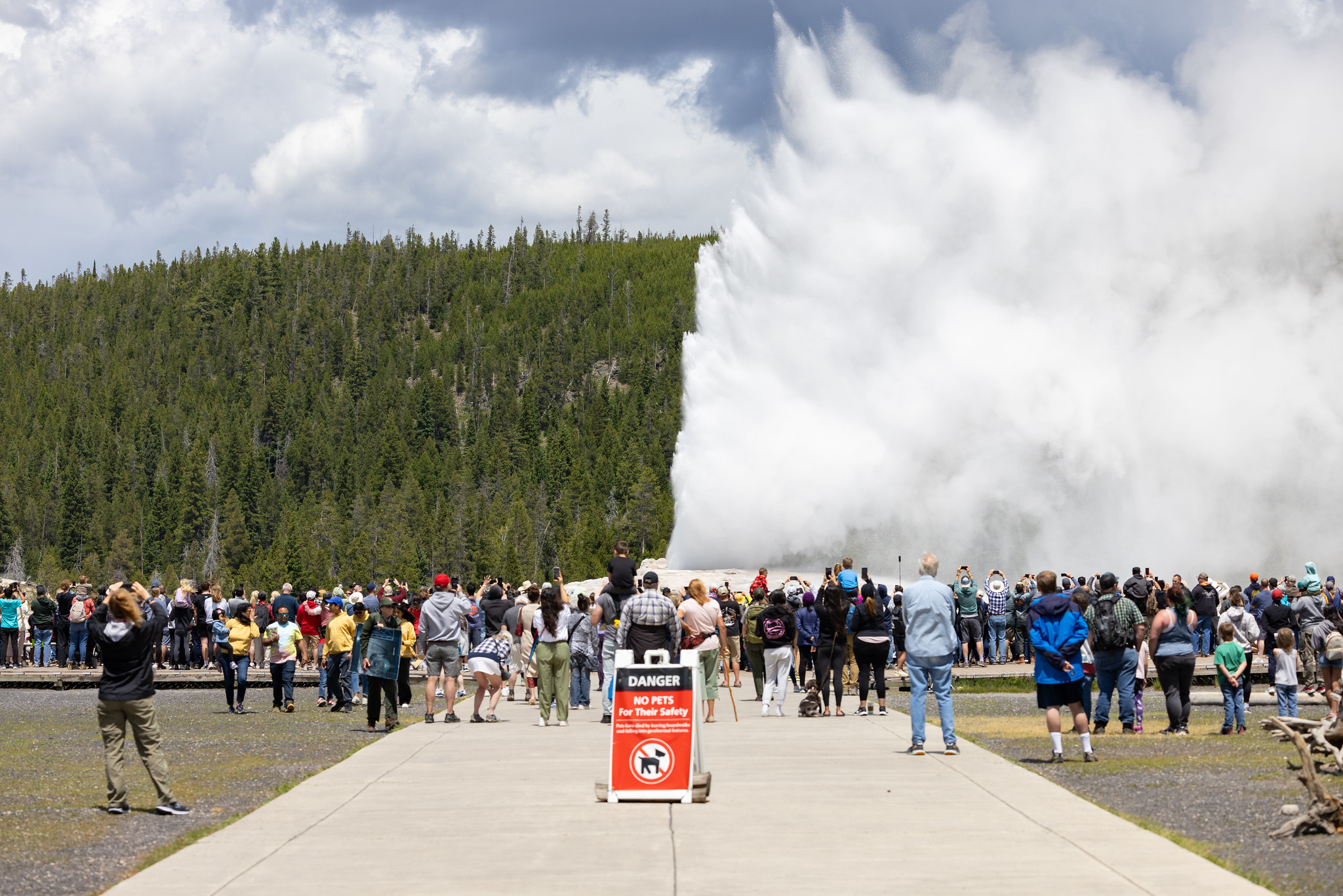 Yellowstone National ParkFollow Holiday crowds at Old Faithful eruption