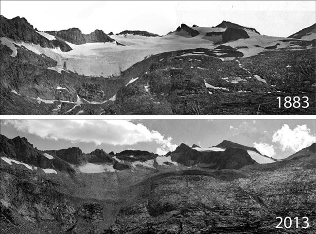 Dos fotografías en blanco y negro una sobre la otra muestran la transformación de un glaciar. La foto superior fechada en 1883 muestra un pico de montaña nevada. La inferior muestra la misma montaña con sólo “parches” pequeños de nieve. Esta foto está fec