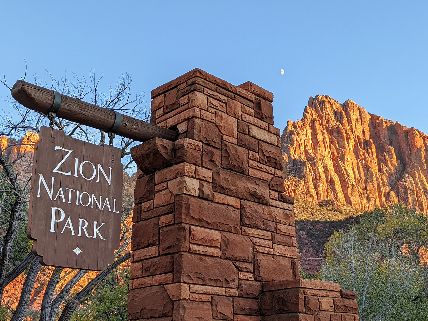 Brown sign that reads "Zion National Park"